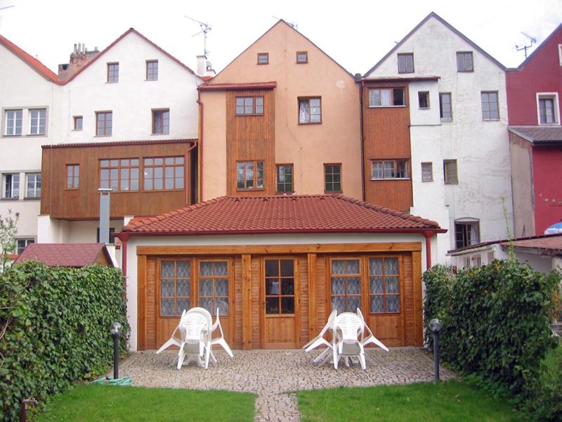 B&B Pardubice - Penzion 102 - Bed and Breakfast Pardubice