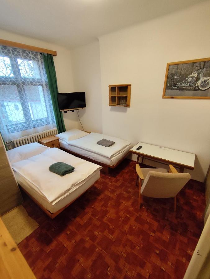 Camera Matrimoniale/Doppia con Letti Singoli con Bagno in Comune