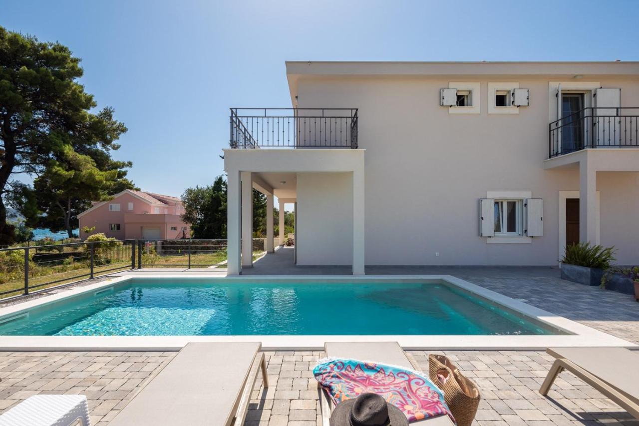 Beachfront villa Pensa private pool, 3-bedroom - B&B Kutleše