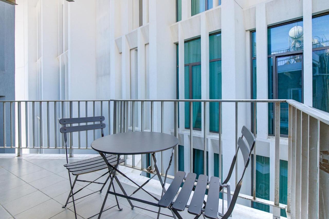 Steps from the Sea, Downtown, Balcony - Prokymea 75 - B&B