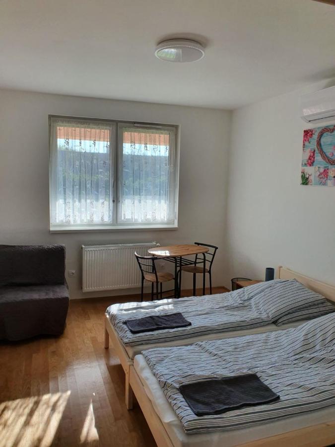 Dreibettzimmer mit Gartenblick