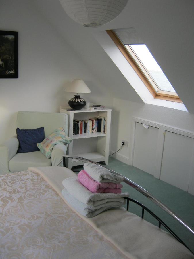 Zimmer mit Kingsize-Bett und Meerblick