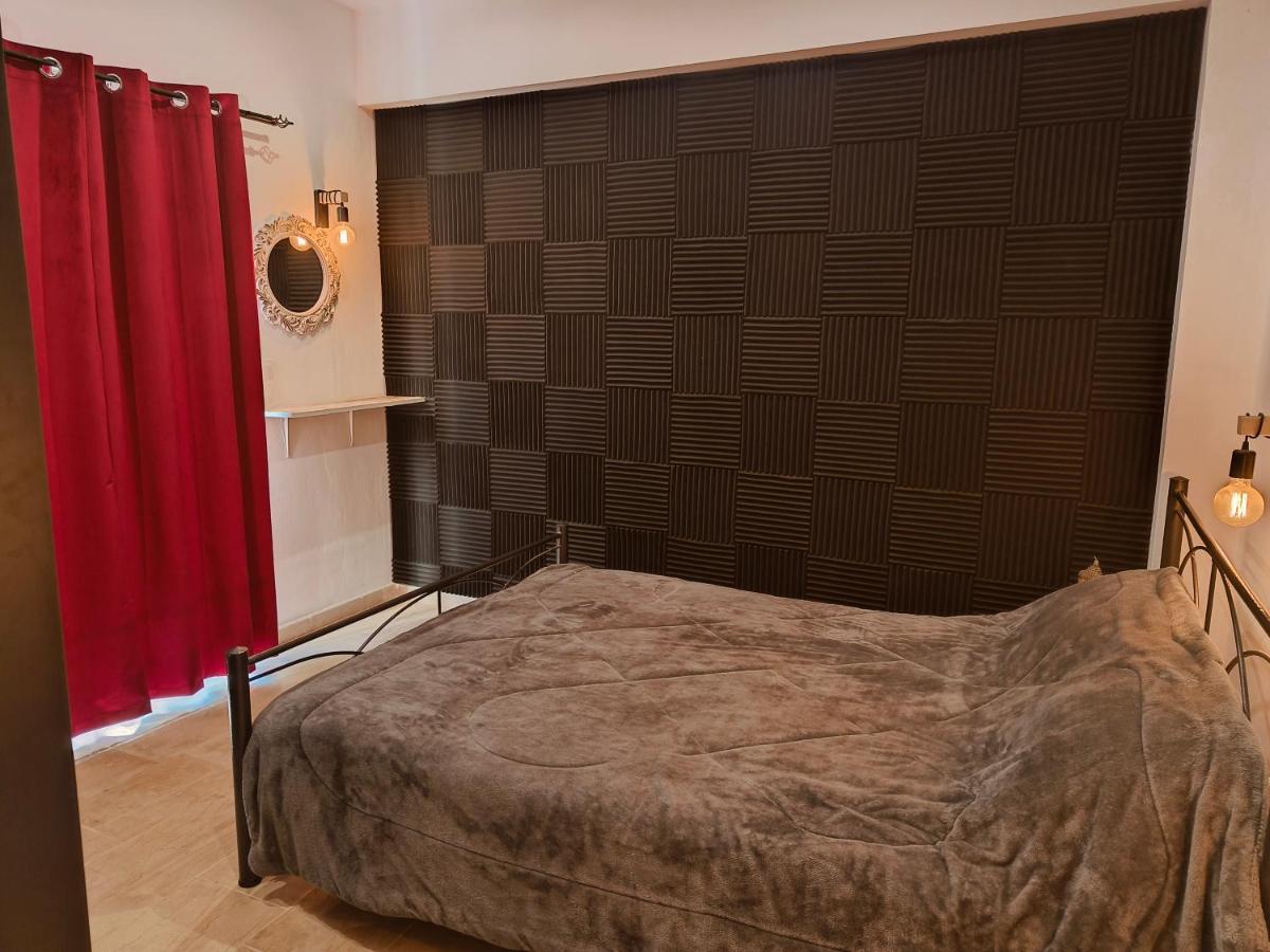 Habitación con cama grande y vistas al jardín