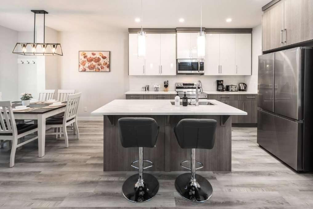 Spacious 3BR Duplex, Near Downtown & Shopping! FREE Banff Pass, Netflix, Wine, Parking! Group of up to 16 - Ask us! - B&B Calgary