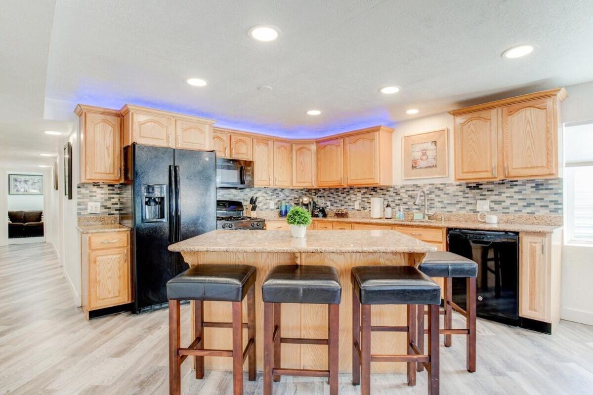 Modern Private Whole Unit 4 Bedroom Guest Suite King Bed - B&B Salt Lake City
