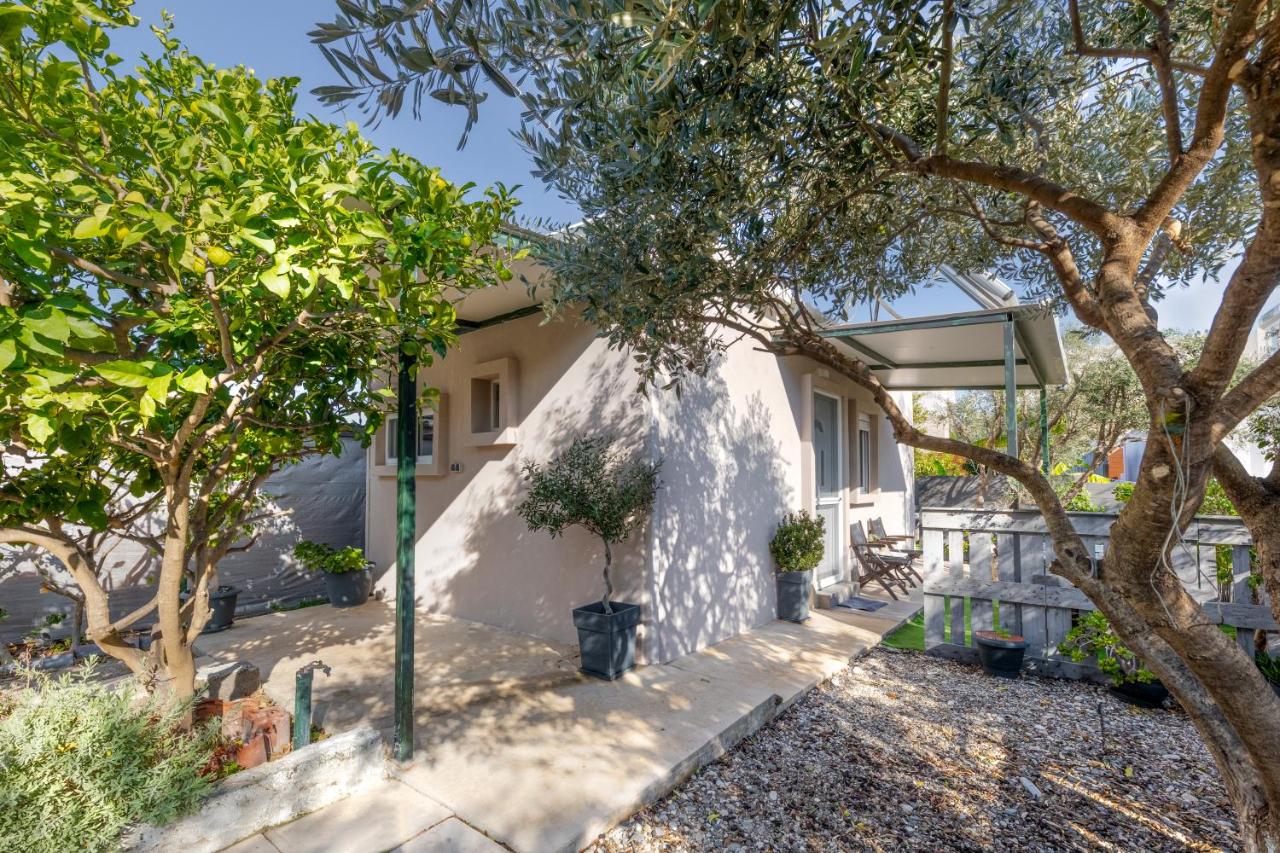 The Home Away from Home with Hot Tub - Ferienwohnung Lámpeia
