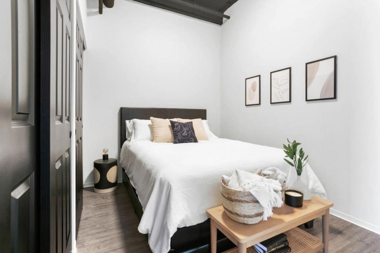Spacious Modern Loft with Downtown Views and WiFi - B&B