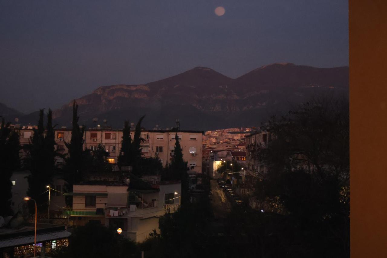 Tirana - GGpremiumstays deluxe - 2 double bedrooms luxury apartment with balcony - B&B Tirana