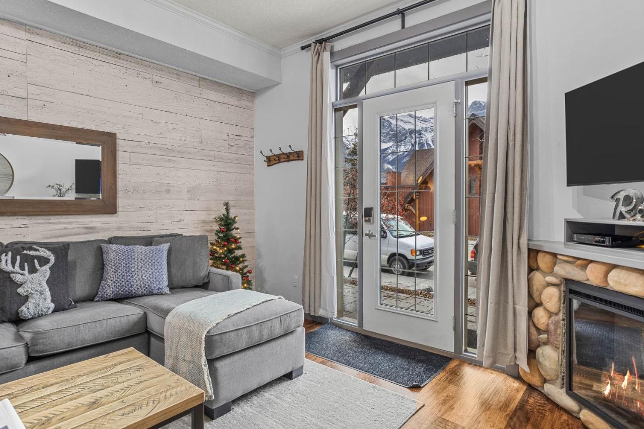Mystic Chalet- Views, Pool, Hot Tub, Pets - managed by Little Sister Getaways - Ferienwohnung Canmore