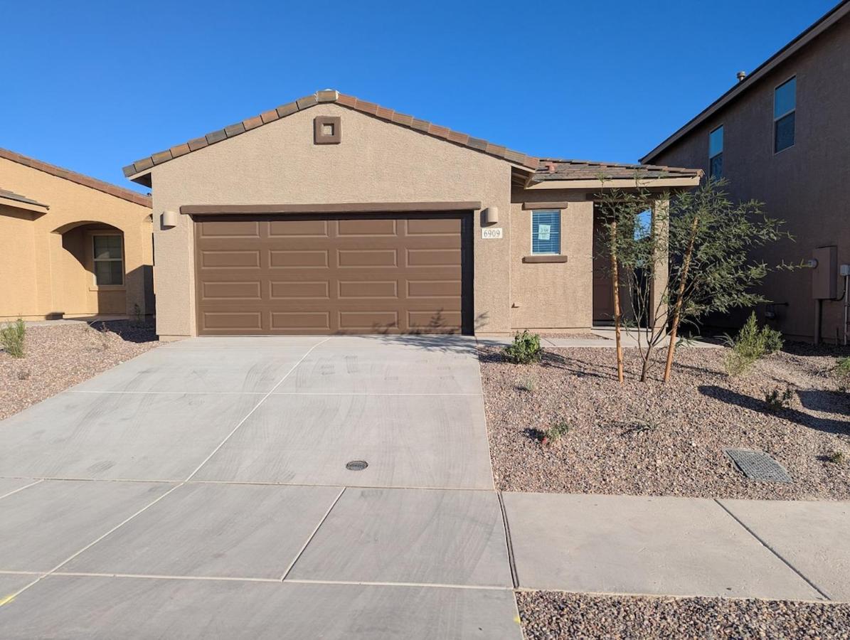 Spacious 3BR Tucson Home - Pool, Playground, Level 2 EV Chg, AC - Chambres d’hôtes Tucson