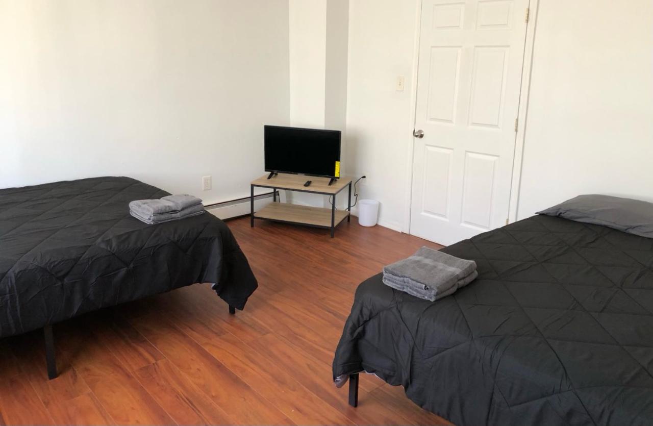 Large and private apartment in convenient area sleeps up to 10 people comfortably - B&B