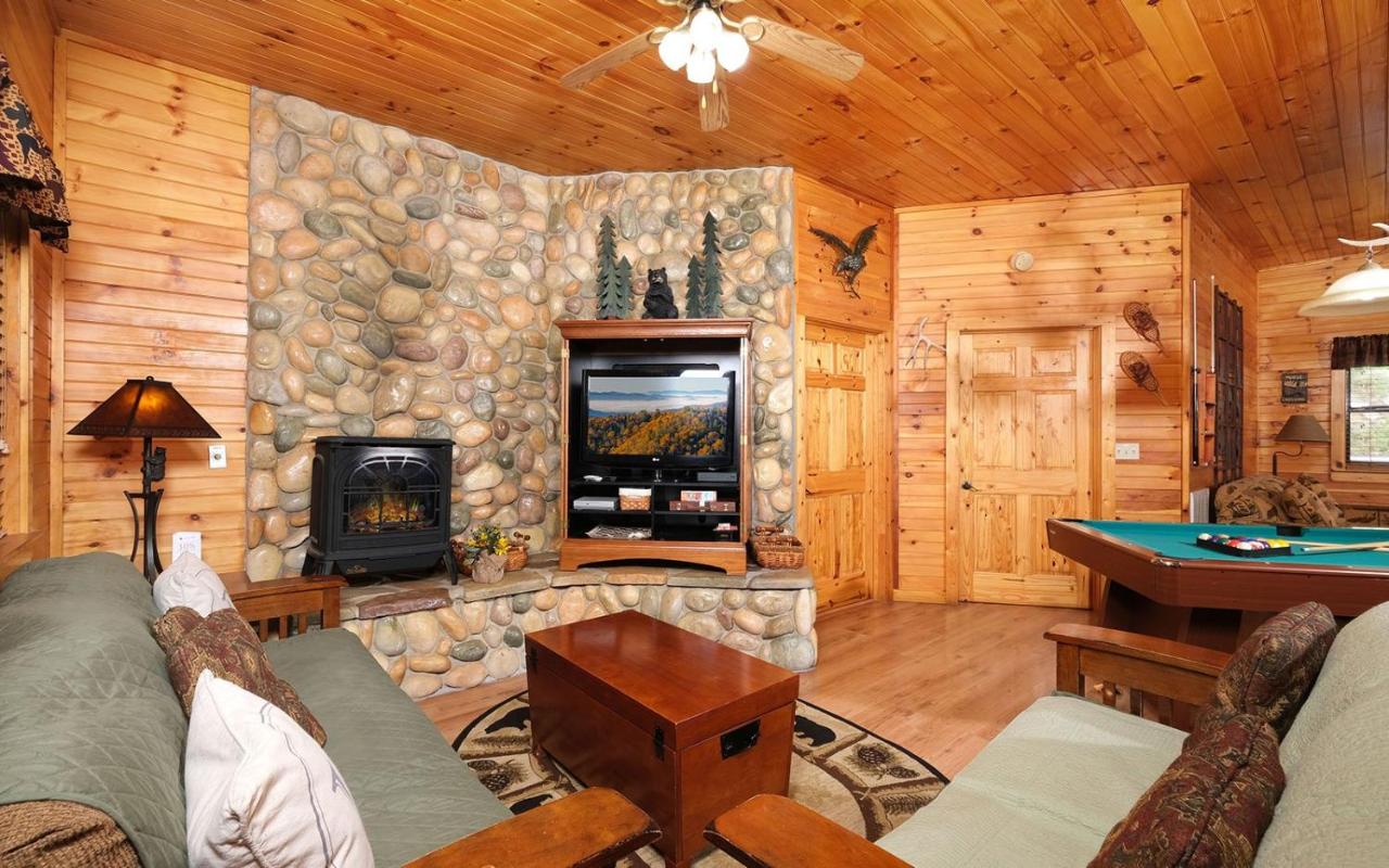 Hanky Panky - Romantic Retreat with Indoor Jetted Tub, Outdoor Hot Tub + Pool Table - Chambres d'hôtes Pigeon Forge