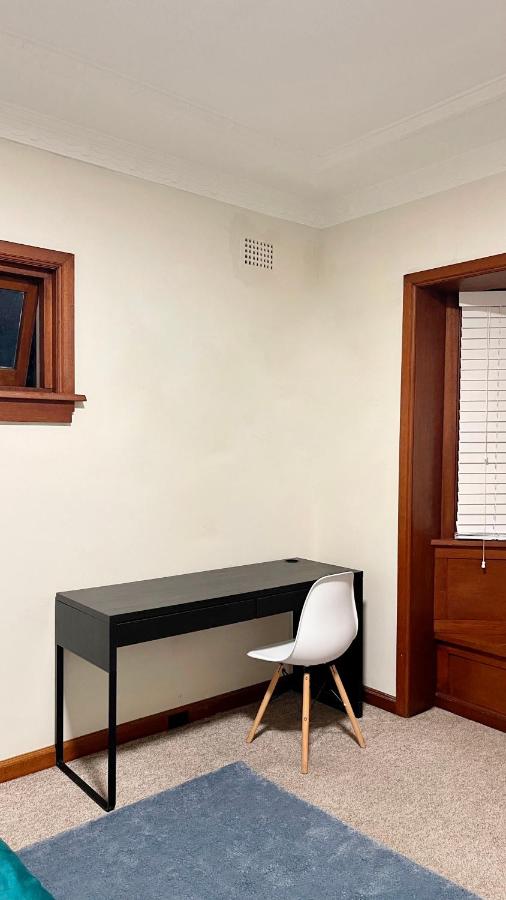 Spacious private room minutes away from Eastwood - B&B Sydney