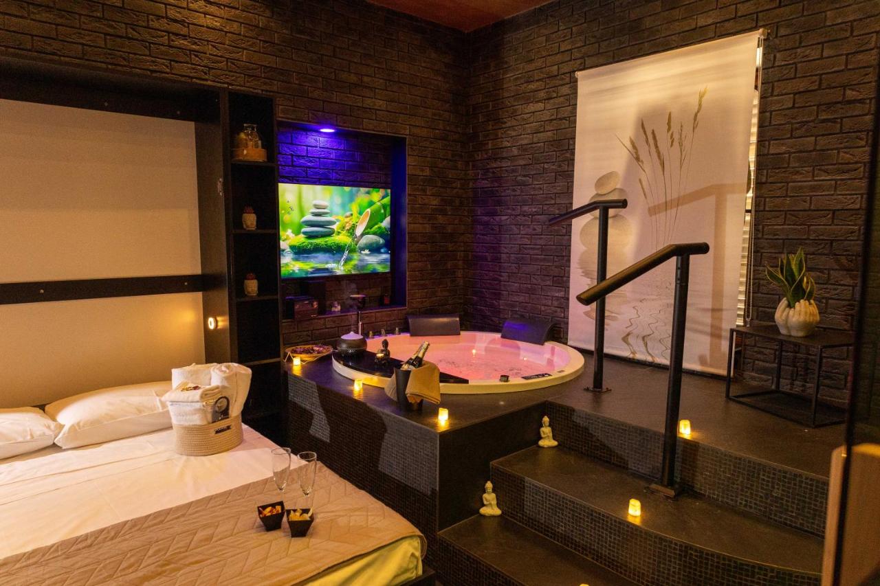 Doppelzimmer mit Whirlpool-Badewanne