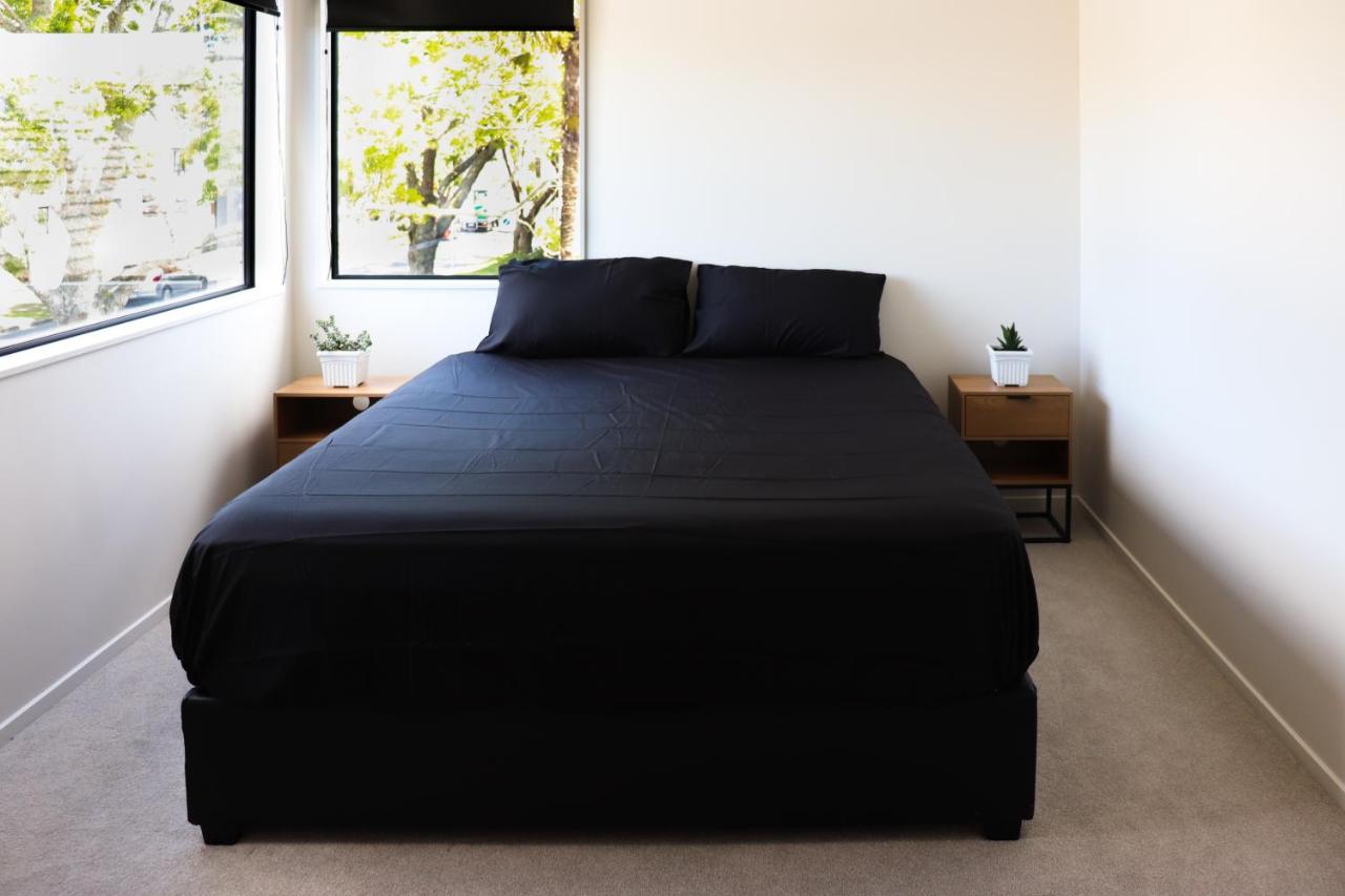 Luxe Modern Large Bedroom with Shared Kitchen and Amenities - B&B Auckland