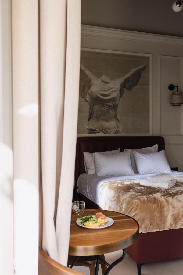 Zimmer mit Kingsize-Bett und Balkon