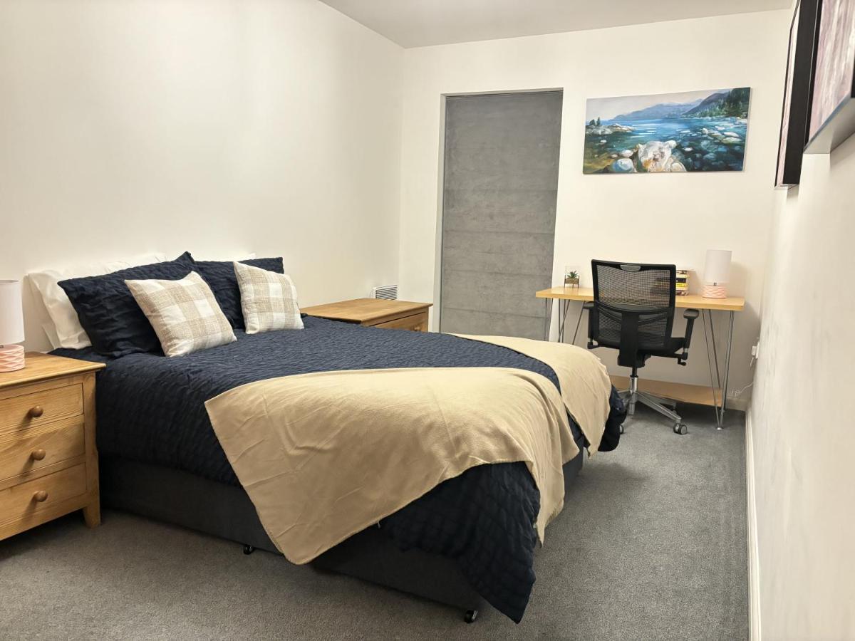 Reading City Centre Spacious High End 1-Bedroom Flat - B&B
