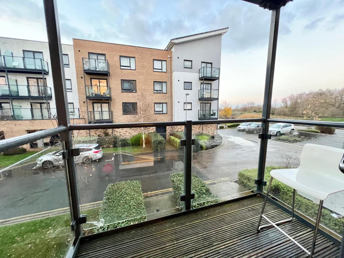 Cosy 2 Bed 2 Bath Apartment with Free Parking Smart TV Netflix and WIFI in Dartford 10 min to Bluewater - B&B