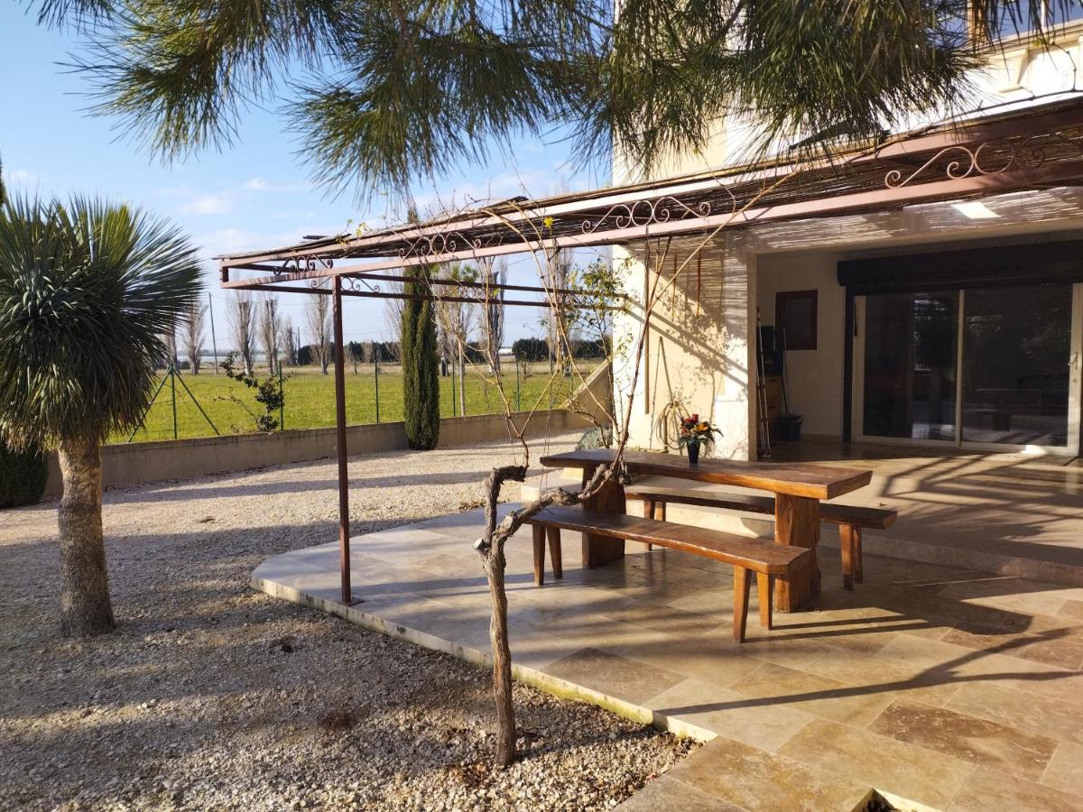 Vacation rental with pool and Jacuzzi, close to Arles - sleeps 10 - Chambres d’hôtes