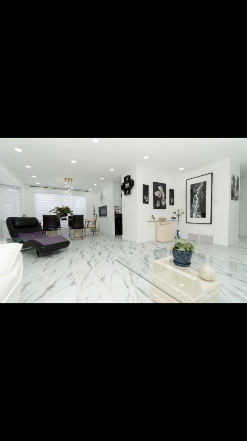 Modern and luxury 3500 sq feet house jetted tub over 10000 sq feet lot - Chambres d'hôtes Edmonton