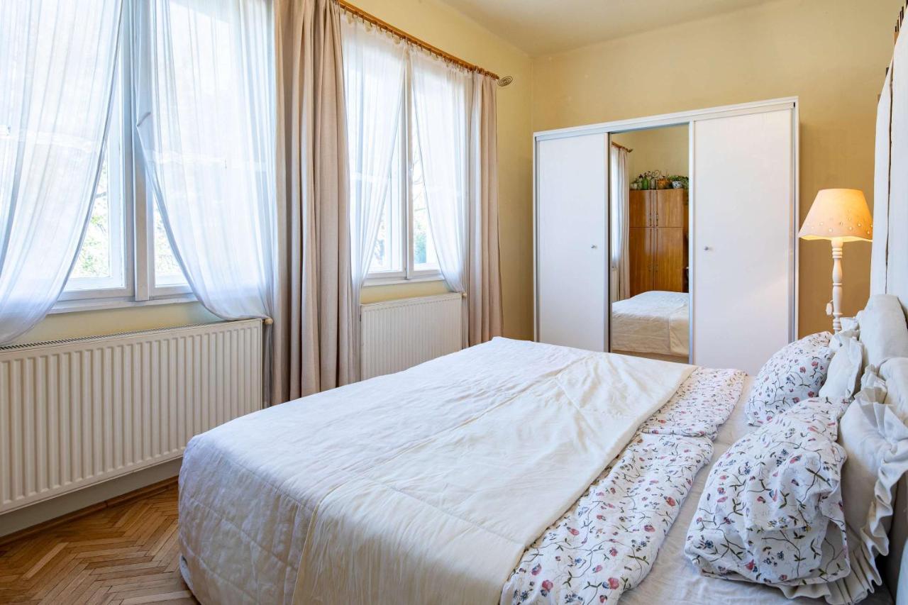 Nestled Romance, Buda's Hilltop Heaven - B&B Budapest