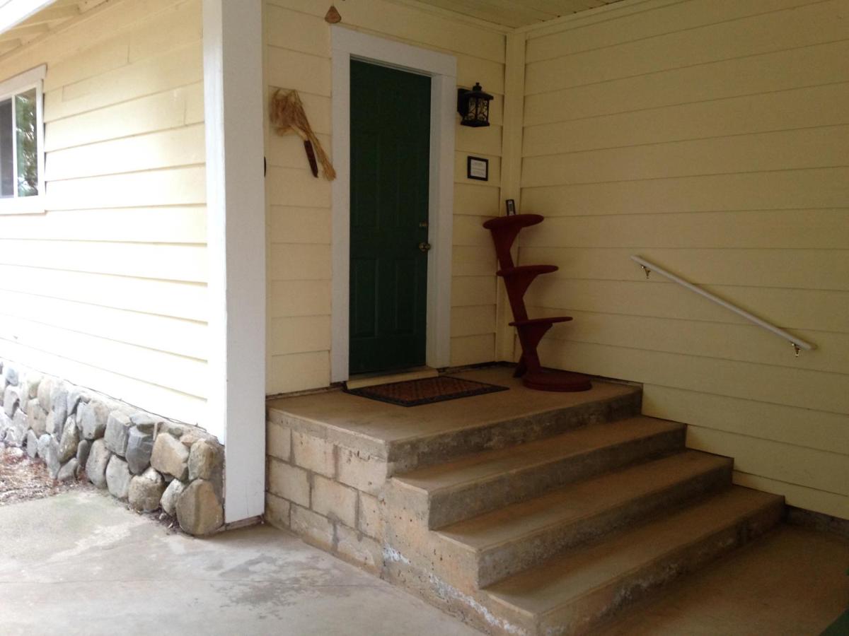 Black Oak Hill Vista near Yosemite - mountain views & starry night sky - B&B Mariposa