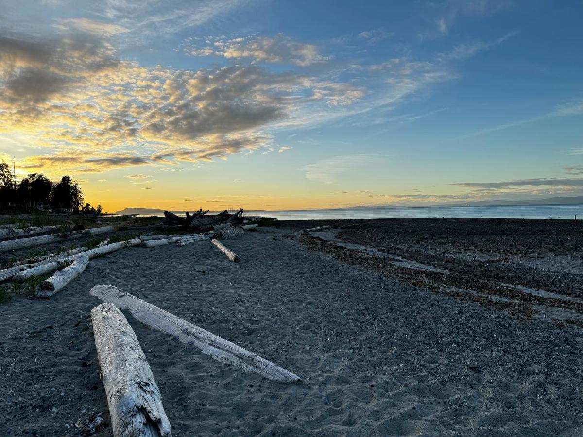 Beachfront King Bed Studio Suite - Ferienwohnung Qualicum Beach