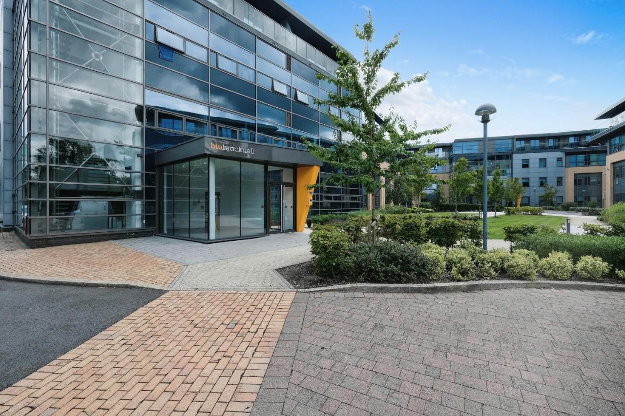 Modern 1 Bed Apt Bracknell- with parking - B&B