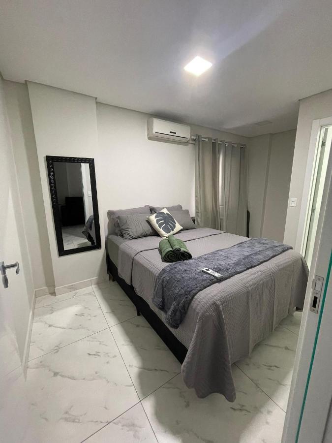 Imóvel climatizado, localizado em um prédio novo e equipado com tudo o que você precisa para uma experiência de hospedagem incrível na cidade de Toledo. - B&B