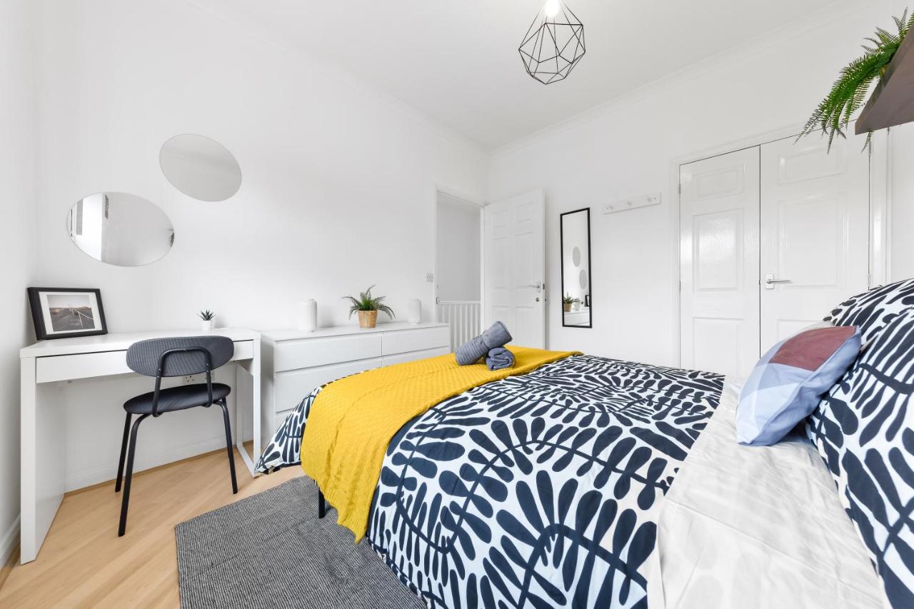 Cozylease 3Bed Canary Wharf Home,Near 02, Home Gym, Sports Channel,Workspace&FootMassage - B&B London