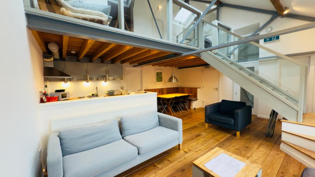 Afan Forest BunkHouse - Gallery Apartment - B&B Glyncorrwg