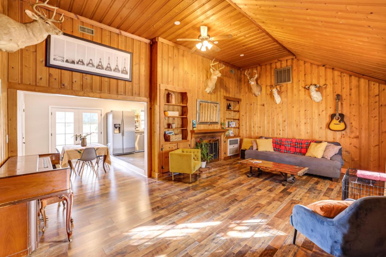 4 Mi to Dtwn Home with Fire Pit in Greenville - B&B