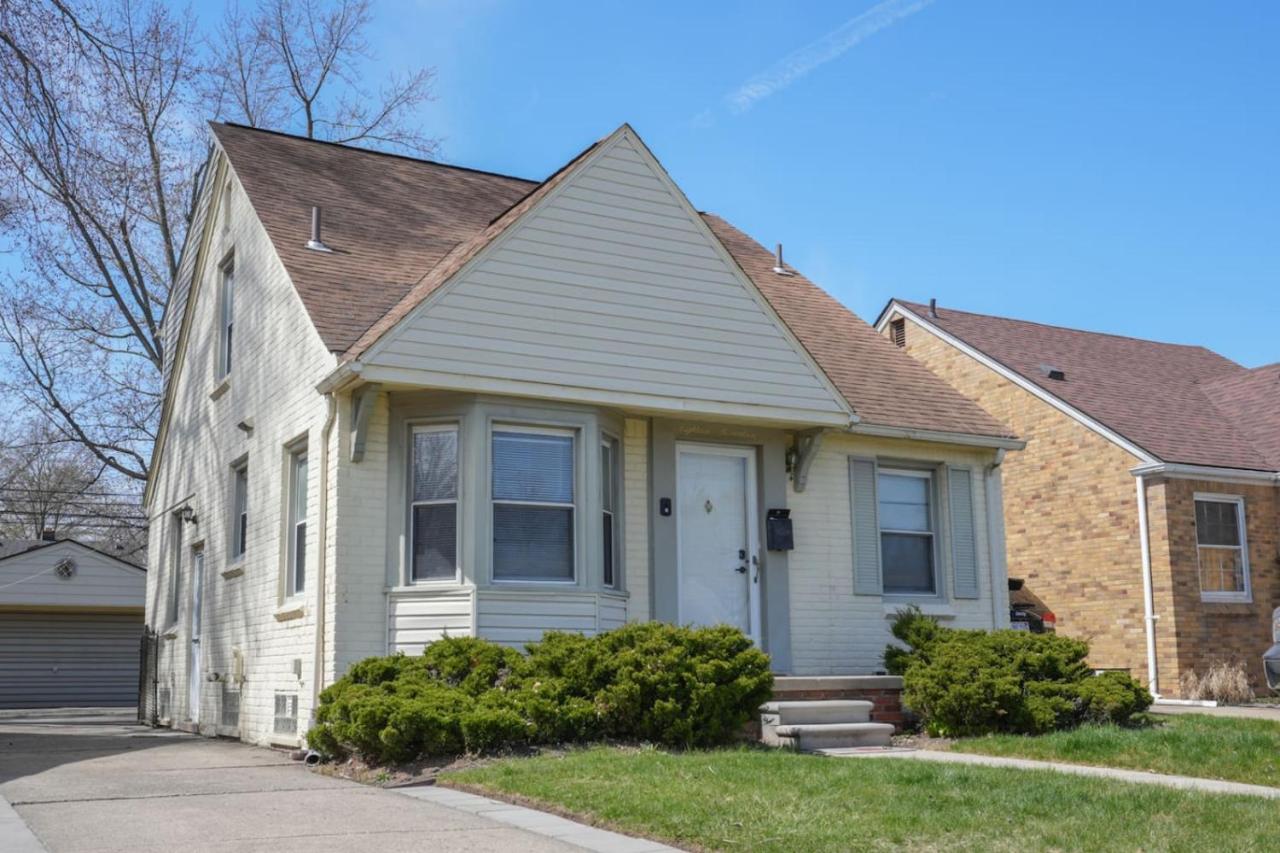 4 Bedroom 2 and a half bath that Sleeps 8 Near it all Ford Telegraph - B&B Dearborn