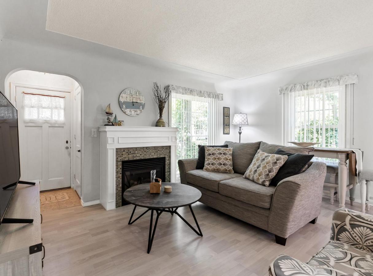 Peaceful Pastel - Cheerful Cottage Close to Pere Marquette and Muskegon Lake - Pet Friendly - B&B Muskegon