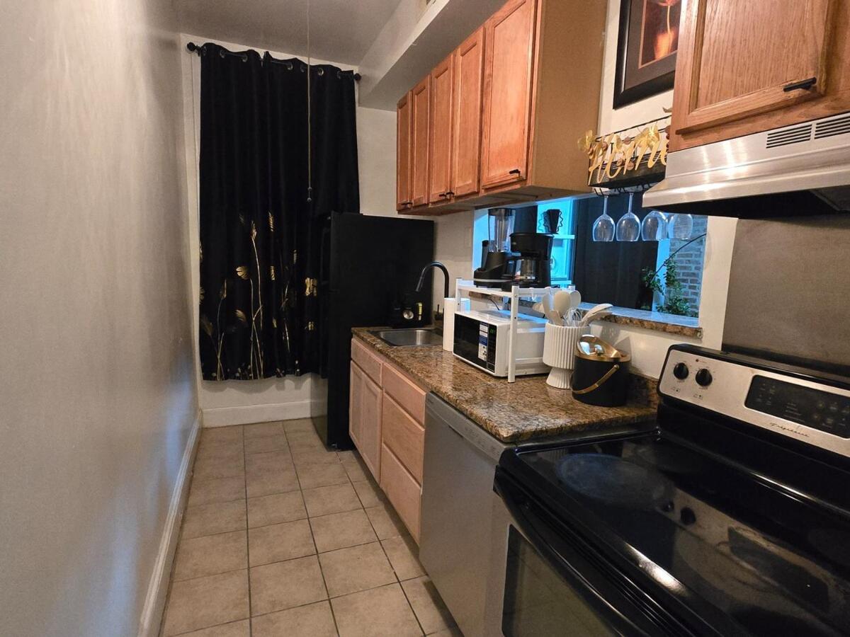 Beautiful Boho Industrial Style 2BR, Walk to Penn Station, 11 Min Hopkins, On JHU Shuttle Route, Pets OK - B&B Baltimore