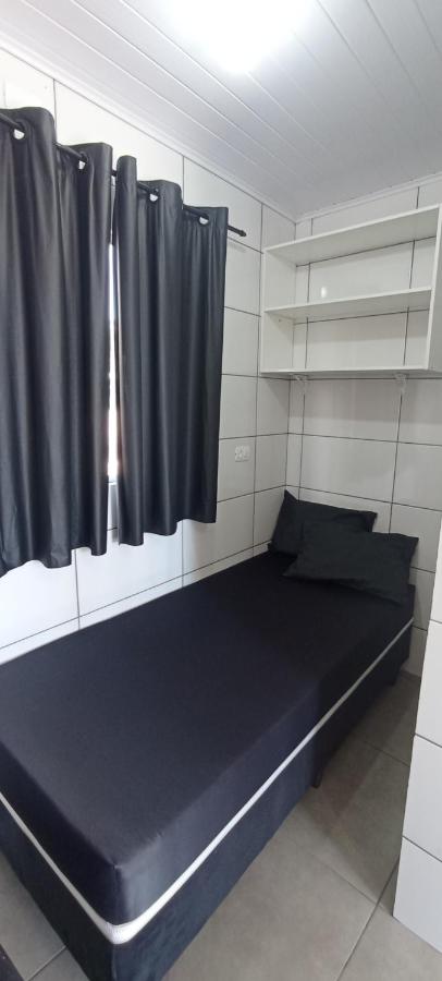 Vila Foz HOSTEL AP5 Apartamento completo de solteiro com garagem fechada e lavanderia, Temos Uber e guia turístico para indicar, nosso apartamento é a melhor opção de custo benefício de Foz do Iguaçu - Chambres d’hôtes