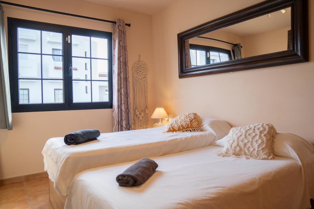 Tweepersoonskamer met 2 Aparte Bedden en Gedeelde Badkamer