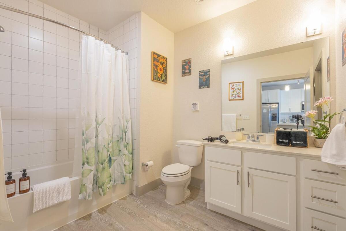 Trendy Riverwalk Retreat King Bed Free Parking Pool Gym - Chambres d’hôtes San Antonio