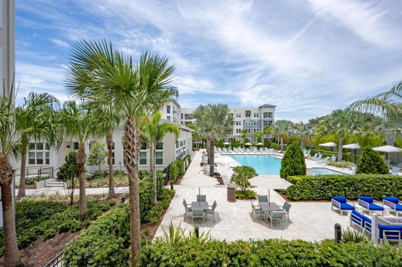 Gated Resort Style 1BR - KING Bed, Pool Views, SPA Hot Tub, Gym, WiFi, Wash & Dry, AC, Elevators, Starbucks, EV CHRG Station, Free Parking, Pets -- IDEAL FOR Medical, Business, Relocation, Long Stays - by Moffitt Cancer Ctr, USF, River Hills Country Club - Ferienwohnung Tampa