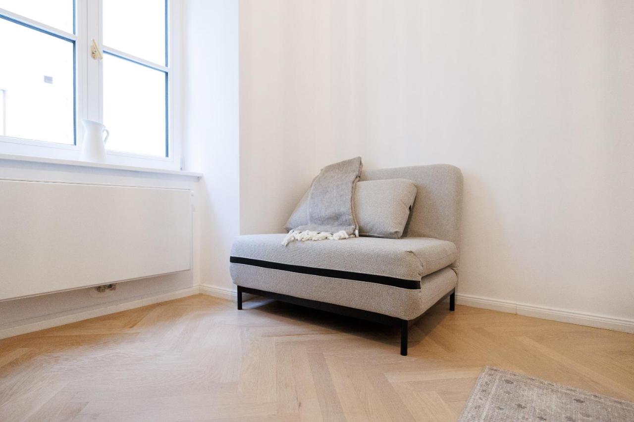 Stylish 1-Bedroom 2-Bath by Canal Minutes from Historic Centre - Chambres d'hôtes Vienne