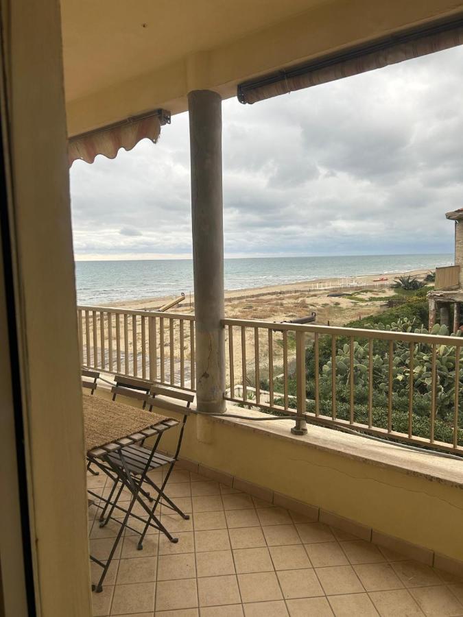 Le Terrazze Beachfront, balcony, parking, private access Beach - B&B Torvaianica