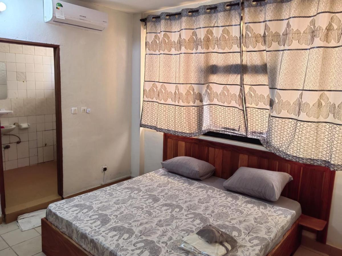 Tadagbe Appart Ch-salon - B&B Cotonou