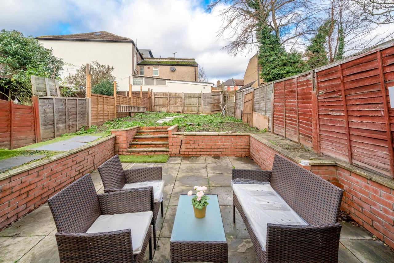 Charming North London Stay -2BR Home - Private Yard - B&B London