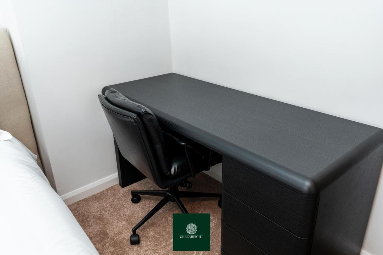 3 Bed House with King Size bed near Uni and QMC - B&B