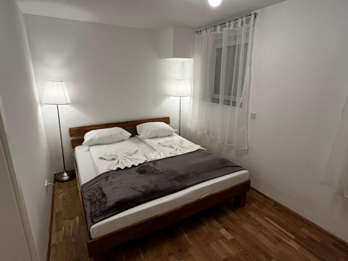 Cozy Two-Bedroom Apartment with Free Parking - B&B