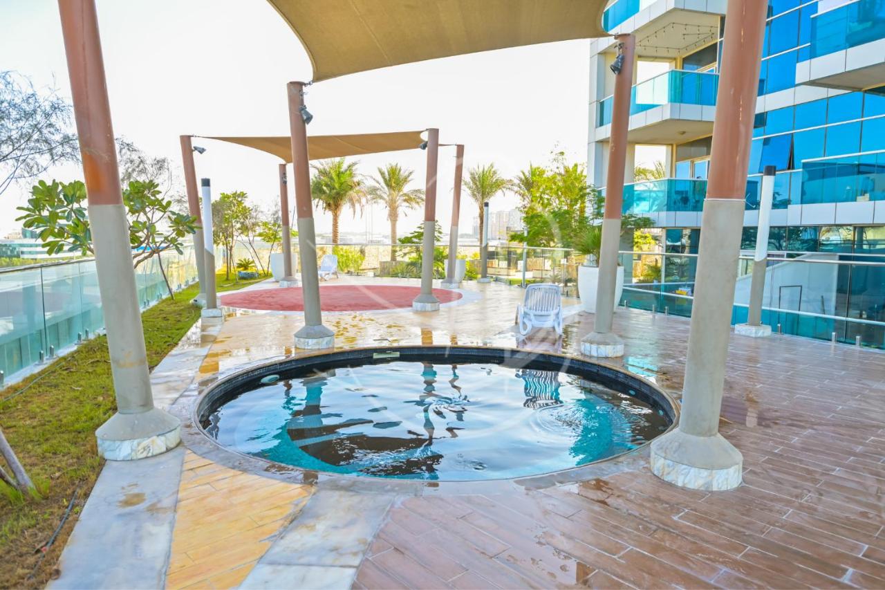 Holiday Boulevard - Modern Studio in JVT w High-End Gym & Pool - B&B