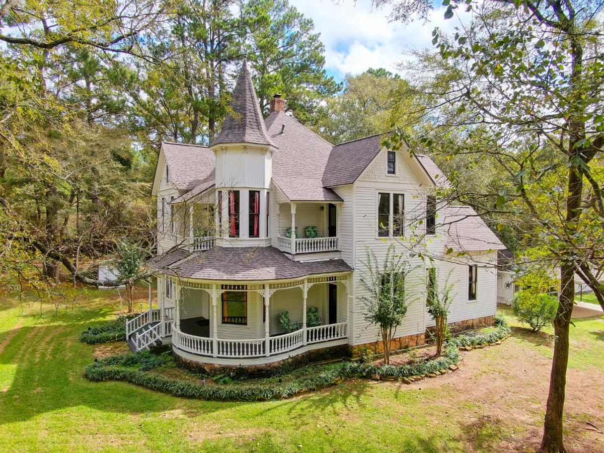 Romantic 1901 Victorian Home on Seven Wooded Acres - B&B