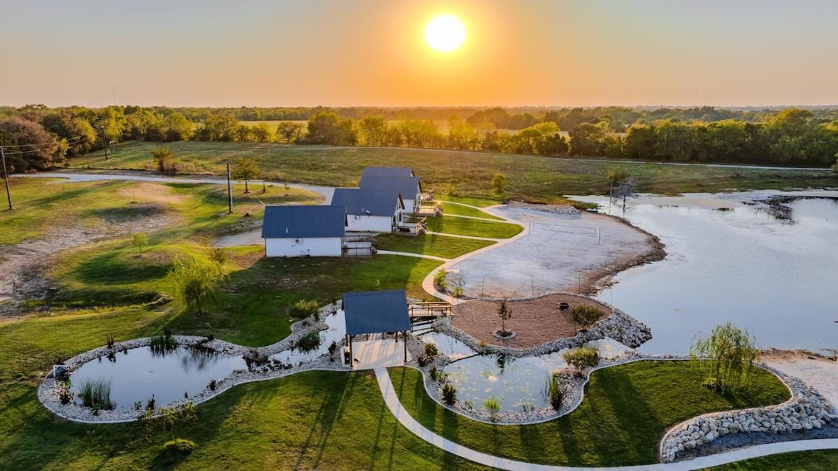 Luxury Cabin in The Country With King Bed and Loft #1 - Bed and Breakfast