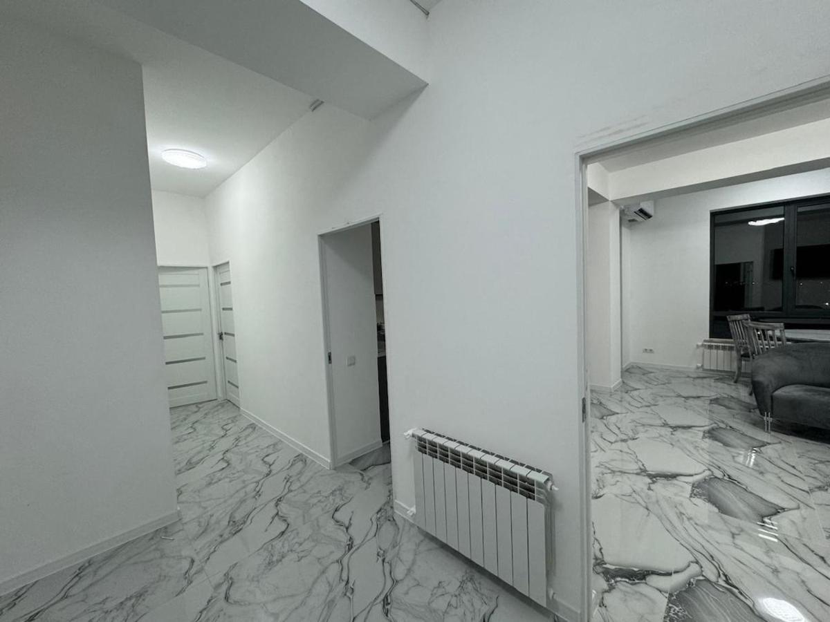 115 meter NEW Penthouse 2 bedroom living room kitchen terrace brand new Mega mall - Chambres d'hôtes Erevan