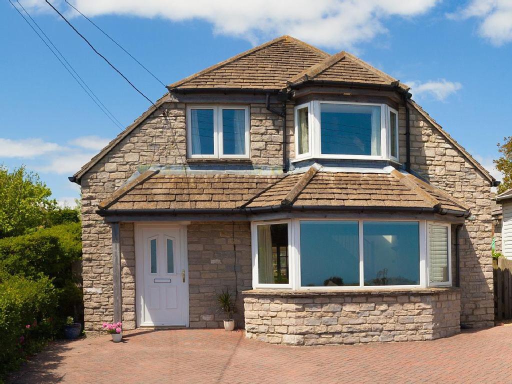 Spacious Coastal Home with Stunning Sea Views - B&B